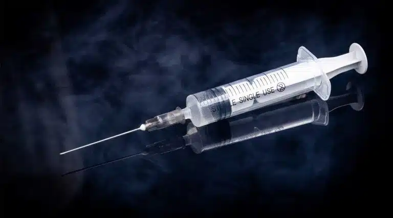 dangers of Injecting & Smoking Xanax (Alprazolam) syringe and smoke