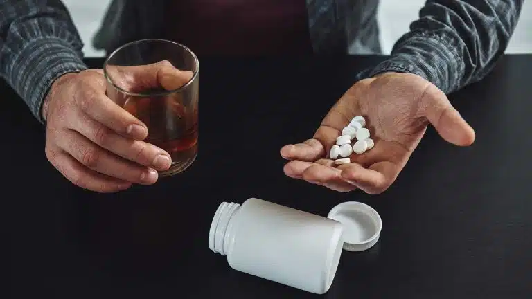 Mixing Dilaudid (Hydromorphone) & Alcohol | Effects & Dangers