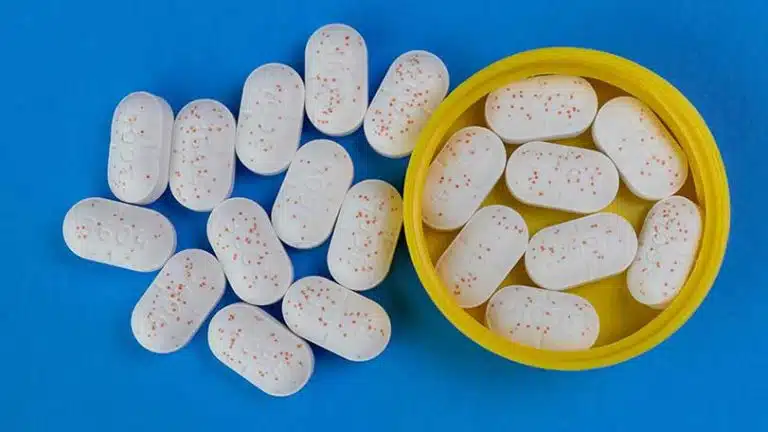 fake looking white and orange hydrocodone pills - Fake Hydrocodone Pills | Identification, Effects, & Dangers